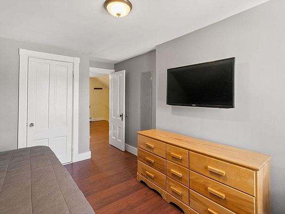 4th image of 109 Woodford St Floor 3