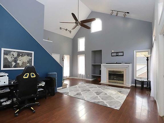 3rd image of 7820 Greenbriar Dr