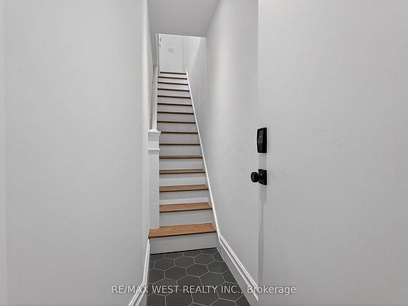 3rd image of 518 Roxton Rd