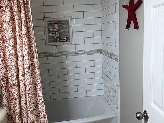Upstairs tile bath 