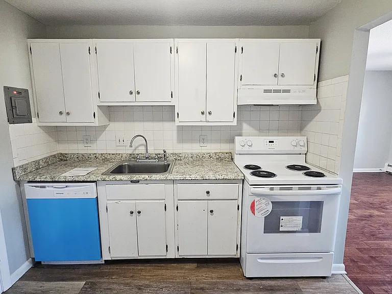 240 Broadway — Photo 9
