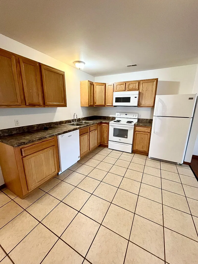 3 Bed | 2 Bath | Duplex — Photo 4