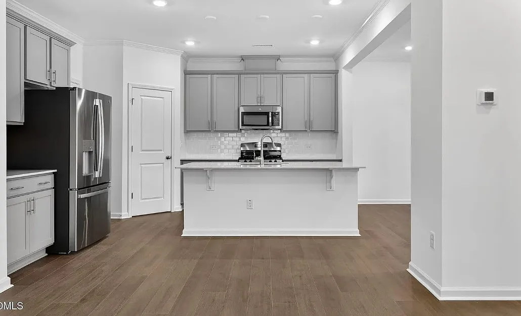 5 bed, 2375 sqft, $2,450 — Photo 4
