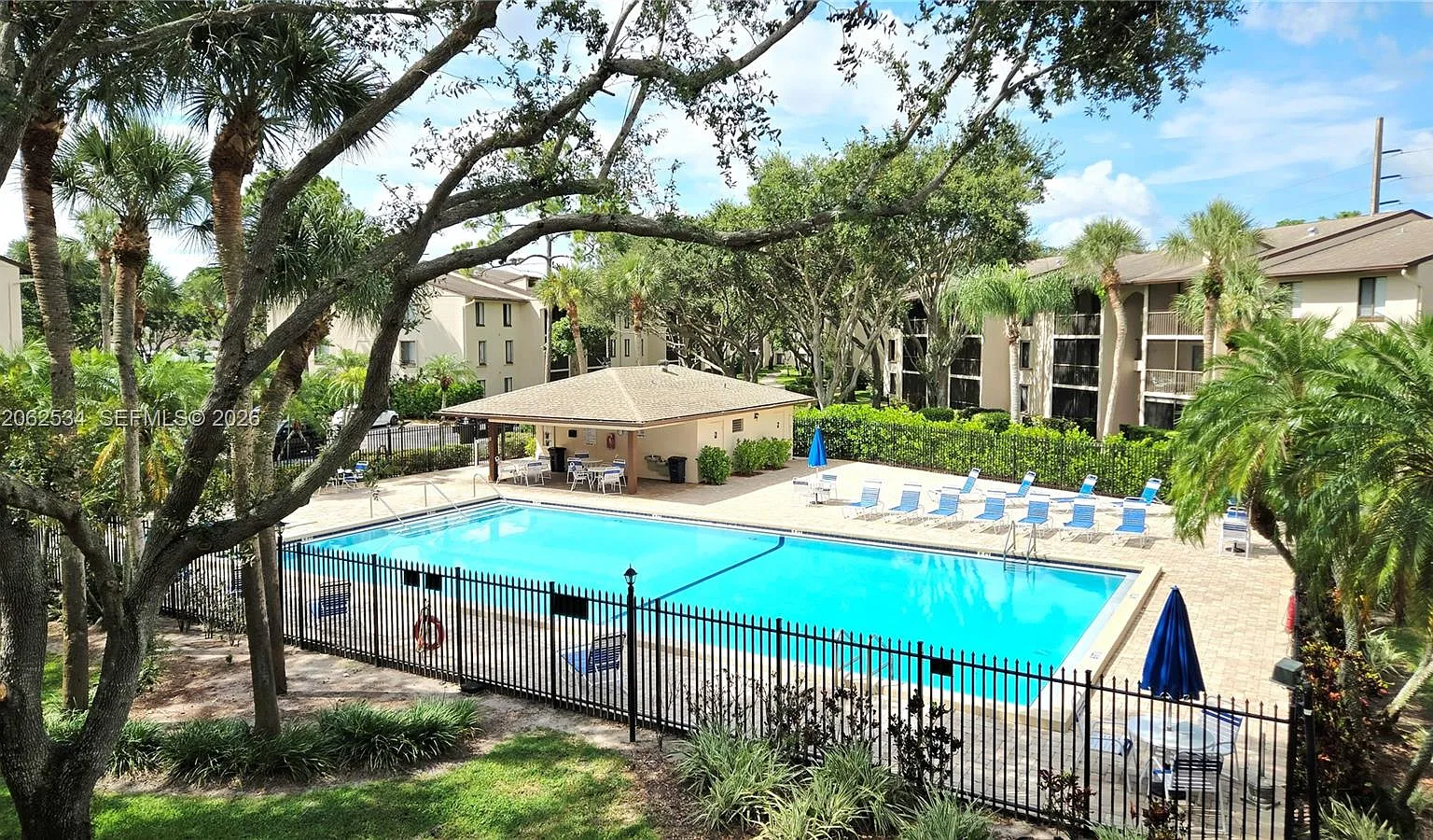 Charter Club Of Palm Beac — Photo 1