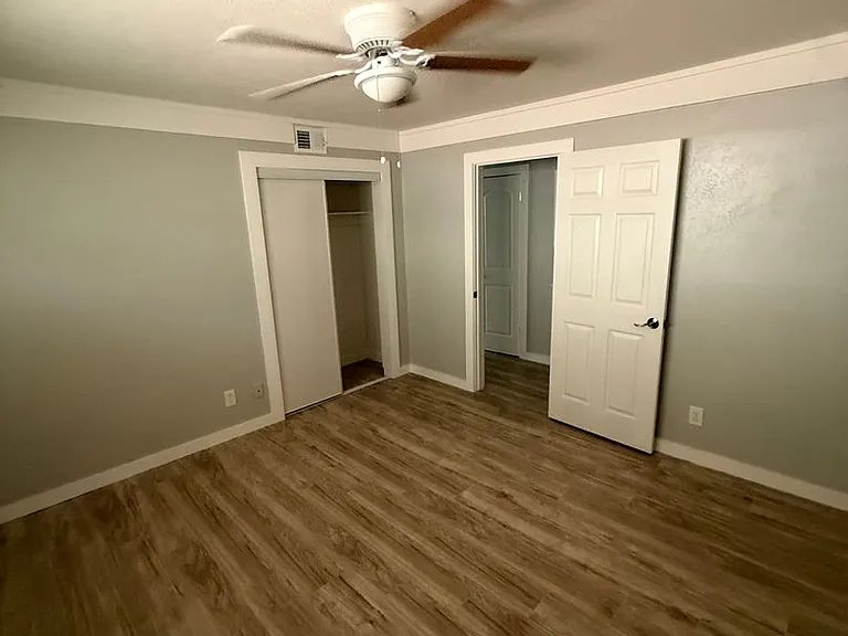 1120 Misty Glen Ln — Photo 20