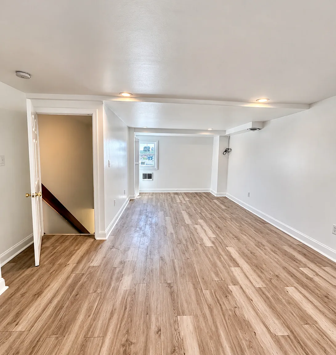 Stylish 2-Bedroom Bi-Level with In-Unit Laundry & Parking — Photo 2