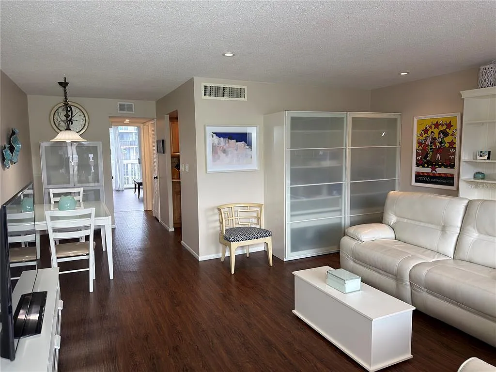 1 bed, 1.0 bath, 775 sqft, $1,599 — Photo 2