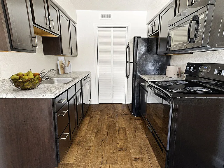 Green Door Apartments — Photo 15