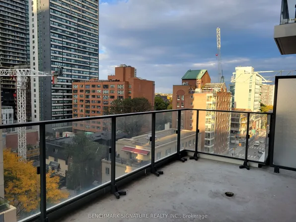 77 Shuter St #911, Toronto, ON M5B 0B8