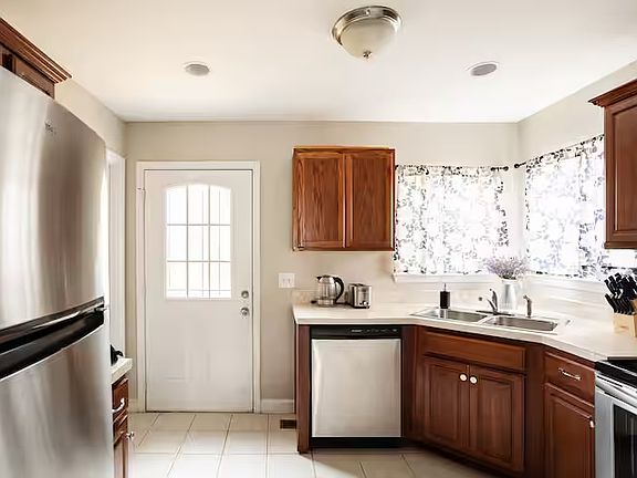 4th image of 1726 Underwood St