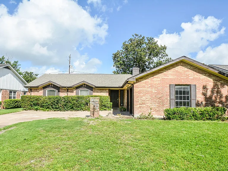 7222 Pella Dr — Photo 1