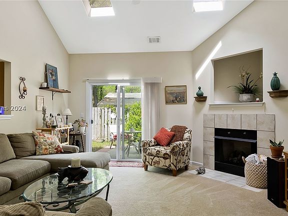 2nd image of 18 Cranberry Ln