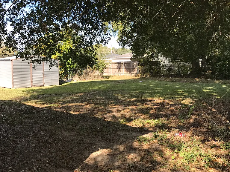 1910 W Oak Ave — Photo 18
