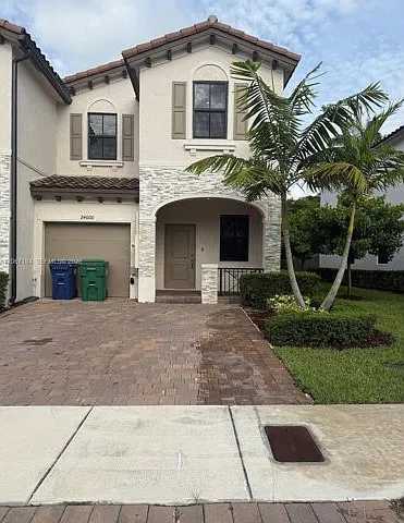3 bed, 2.5 bath, 1697 sqft, $2,900 — Photo 1