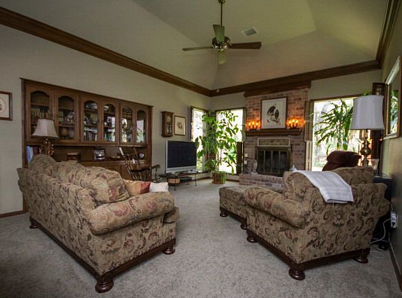 3rd image of 6034 Country Club Dr