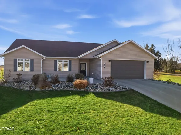 618 Parkway Ln E, Northwood, ND 58267