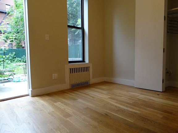 4th image of 330 Melrose St