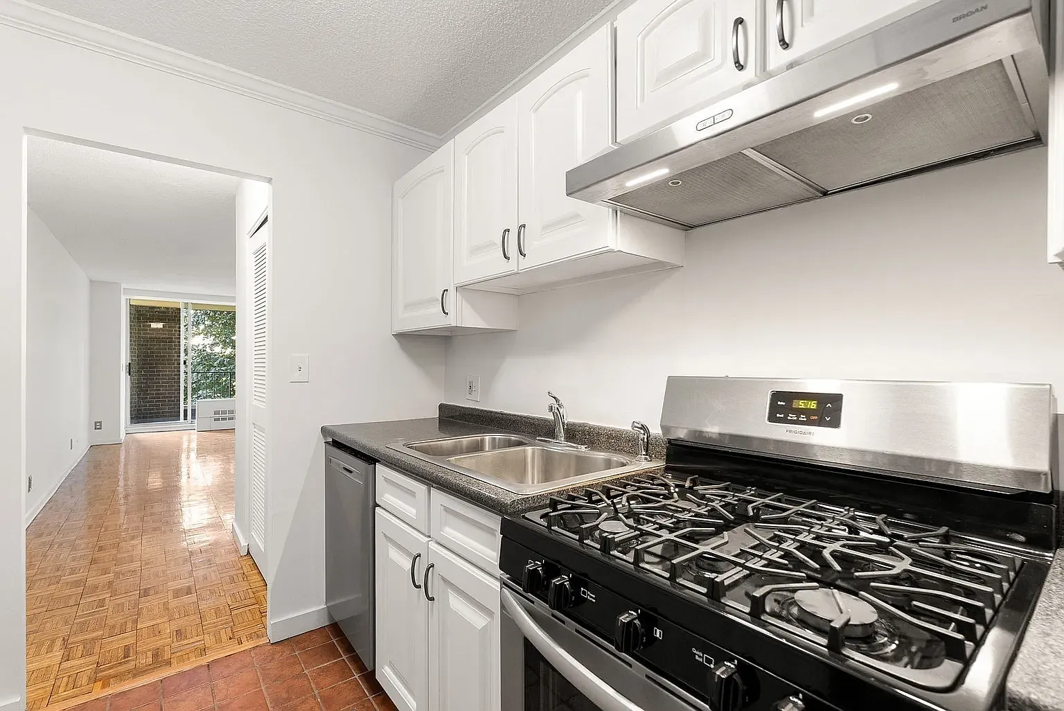 2 bed, 1050 sqft, $4,050 — Photo 4