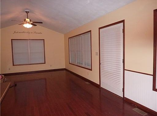 5th image of 302 Moody Ave