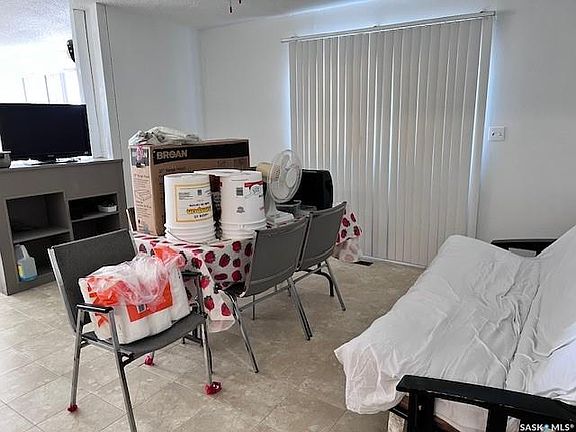 3rd image of 207 Kinistino AVENUE W