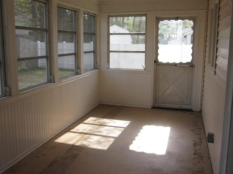 39 Damon Ave — Photo 7
