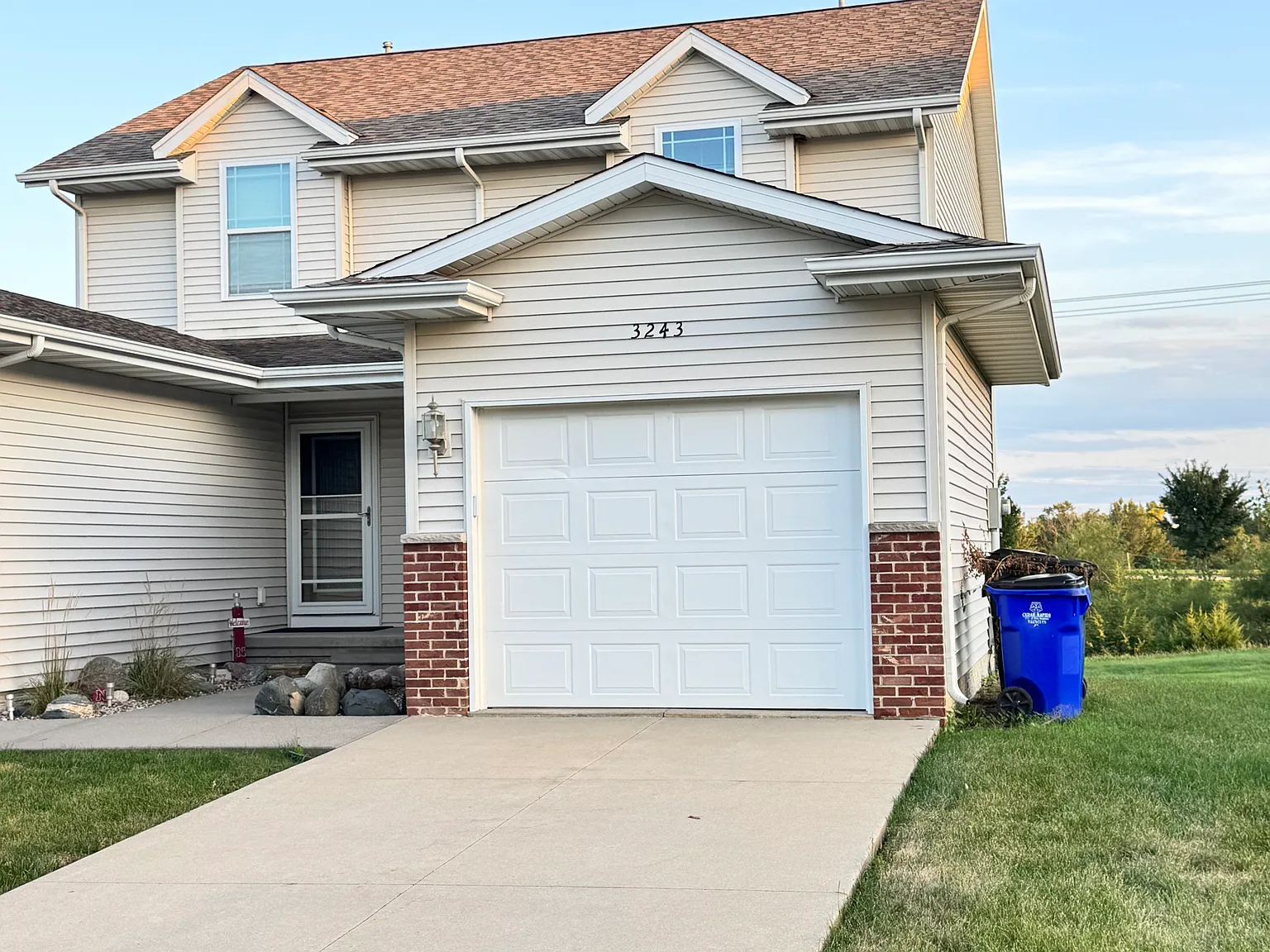 2 bed, 1.5 bath, 1082 sqft, $1,300 — Photo 2