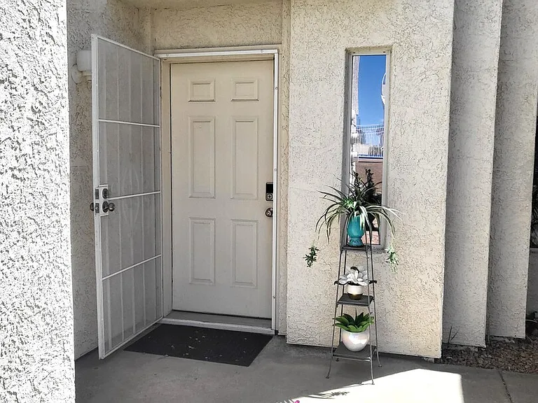 Acoma Blvd S — Photo 4