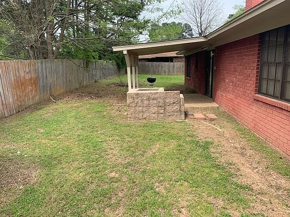 3rd image of 805 Bluebird Ln