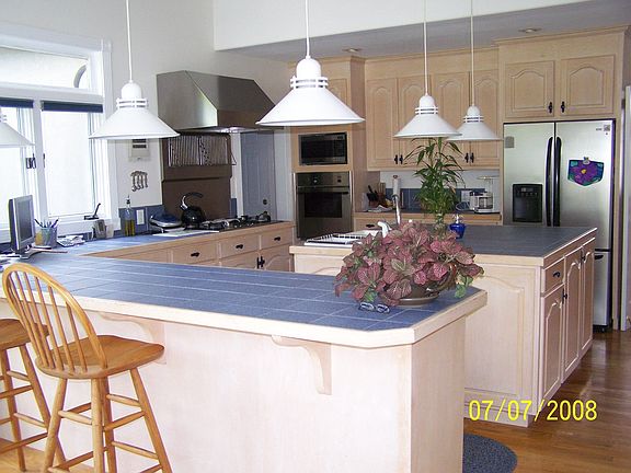 5th image of 208 Blueberry Hill Dr