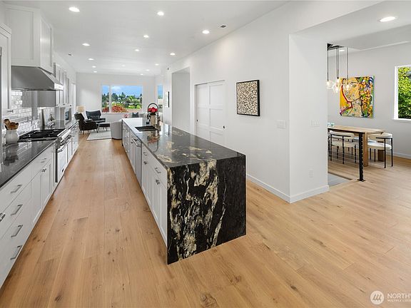 4th image of 3303 37th Avenue W