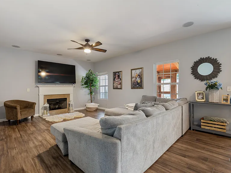 636 Wolfeboro Ln — Photo 12