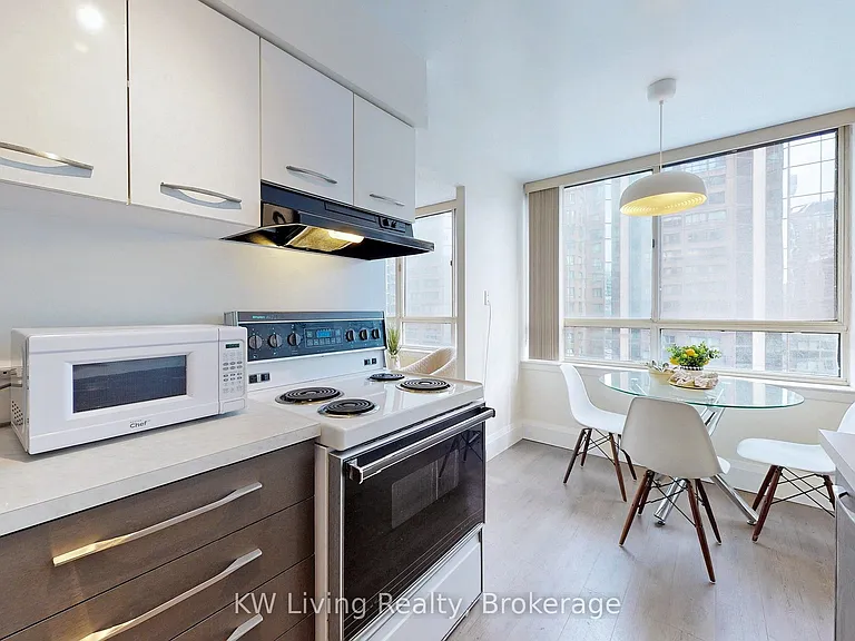 633 Bay St #814 — Photo 22