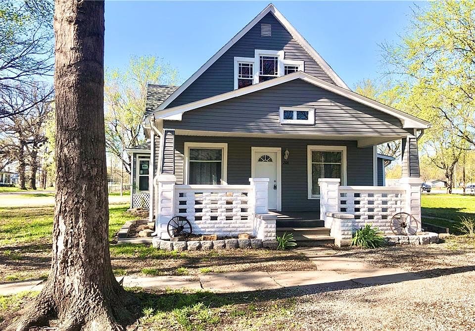 206 10th St, Le Roy, KS 66857 MLS 2415863 Zillow