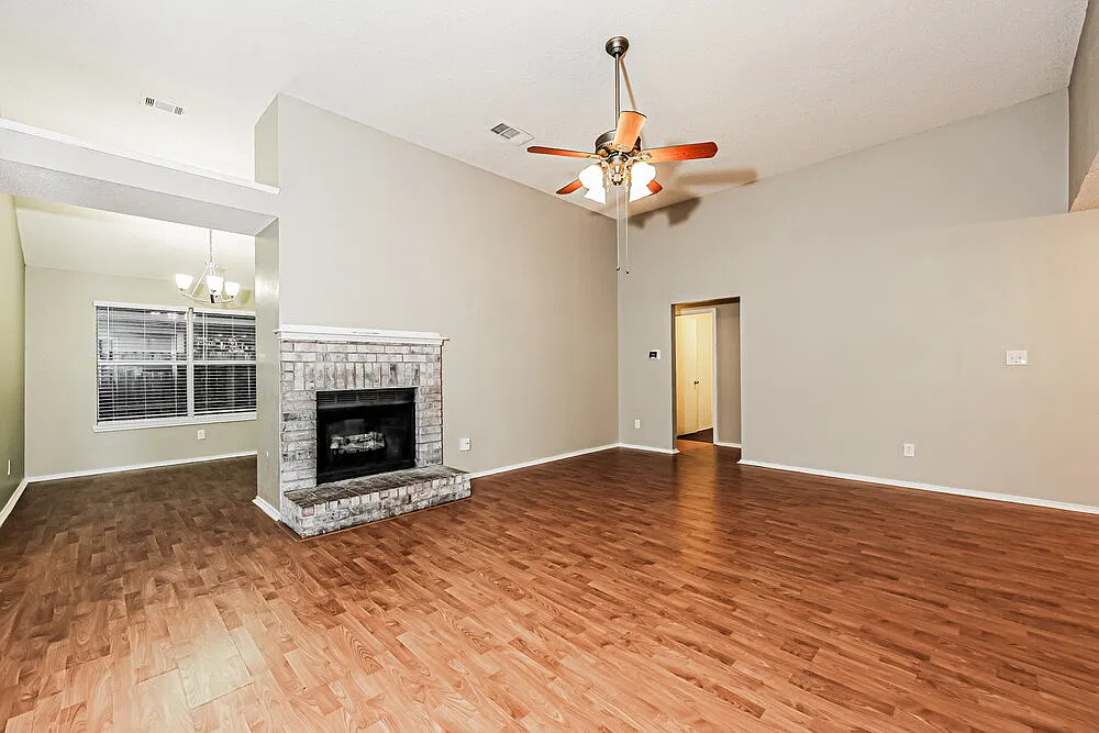 3 bed, 2.0 bath, 1503 sqft, $2,130 — Photo 3