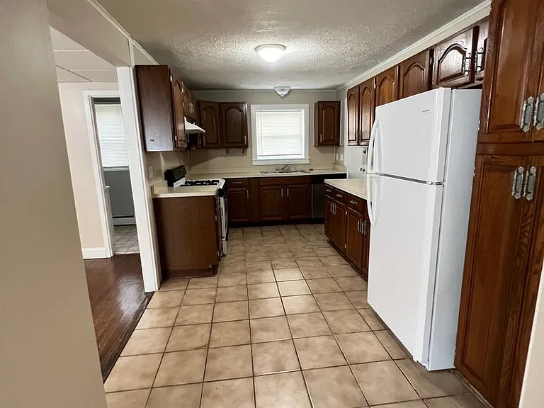 224 E Commercial St — Photo 17