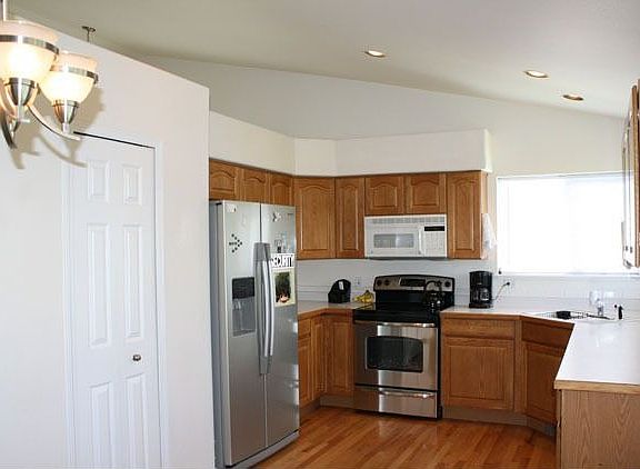 Kitchen w/pantry, wood floors, all new appliances