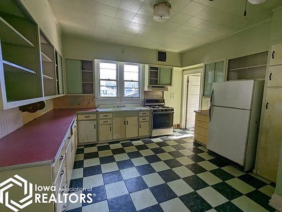 3rd image of 822 W Broadway