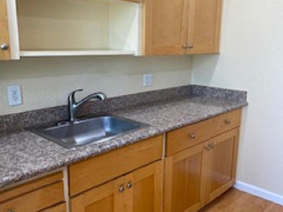 3rd image of 1371 Pedro St