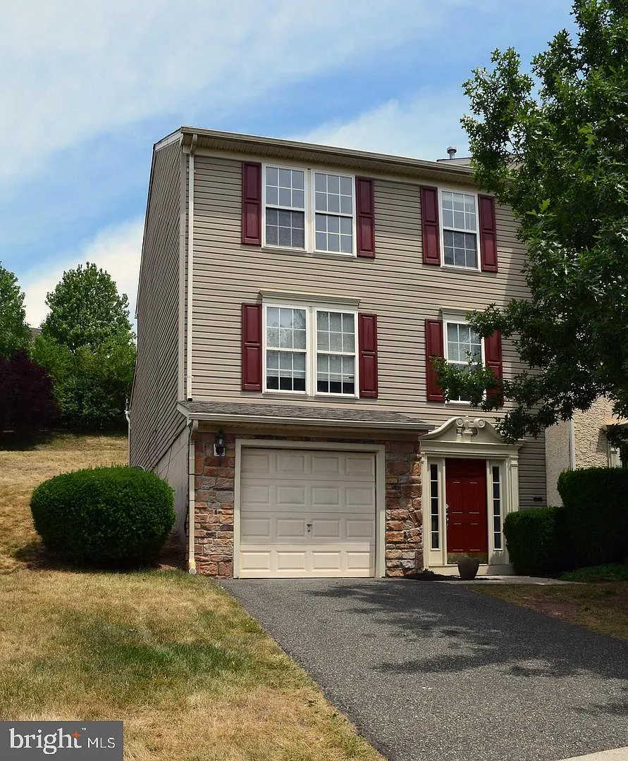 3 bed, 2.5 bath, 2258 sqft, $2,900 — Photo 1