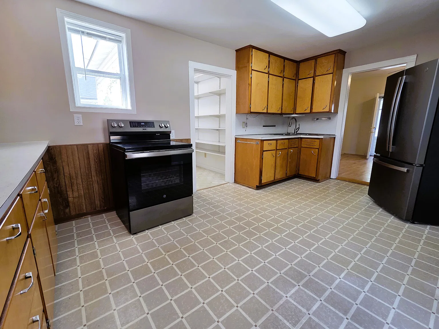 821 W 5th St — Photo 3
