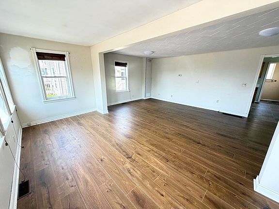 3rd image of 479 Sheen St
