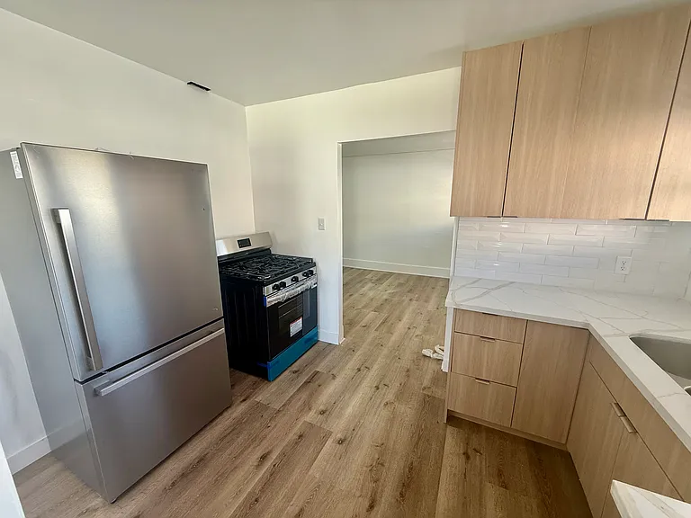 5115 De Longpre Ave — Photo 5