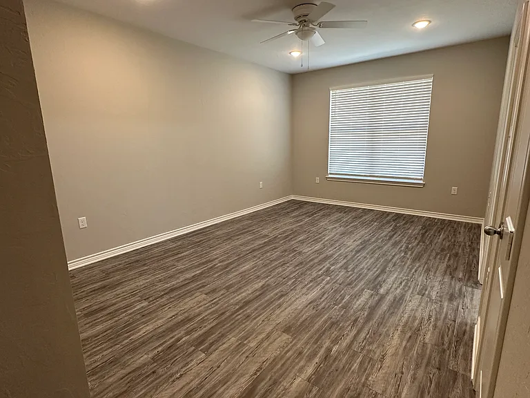 1605 Everwood Ct — Photo 12
