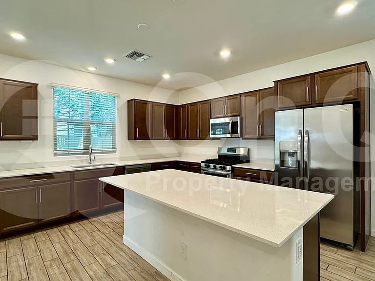 1068 E Sabino Dr — Photo 36