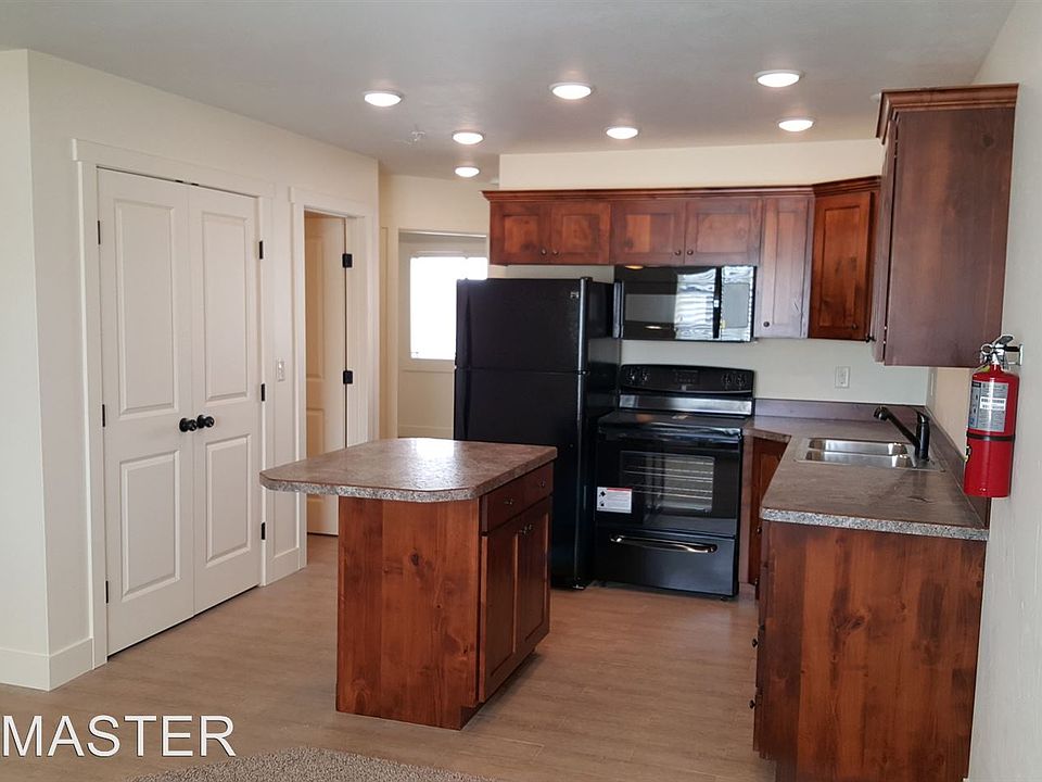 1st image of 888 Everett Pl APT 4