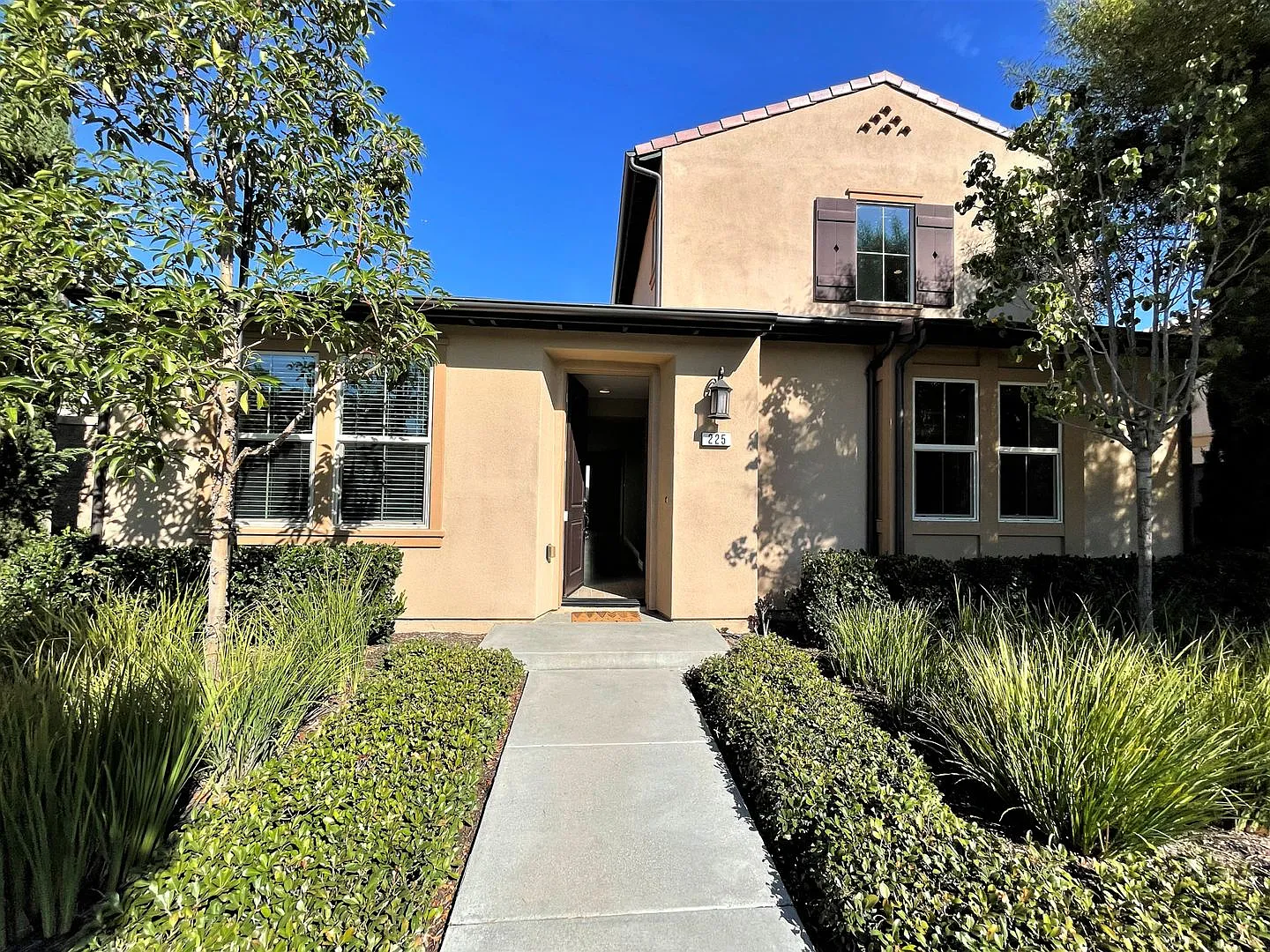 $500 Off First Month!! Spacious 4 Bedroom, 3 Bath Condo In Irvine! — Photo 1