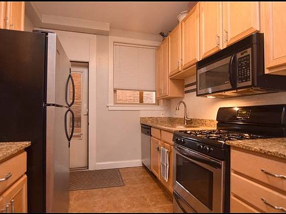 3rd image of 3901 N Claremont Ave APT 1S