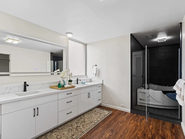 555 University Ave — Photo 20
