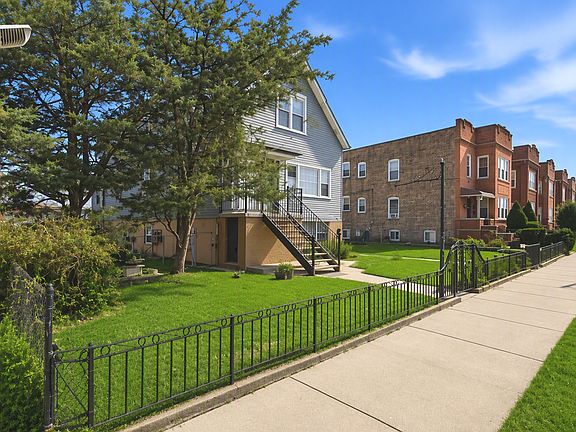 3rd image of 6042 W Addison St