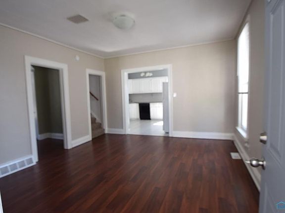 4th image of 126 Hillsdale Ave